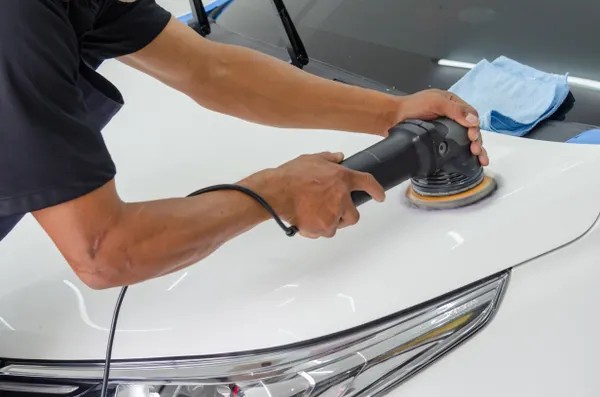 Pulido de carrocería con máquina pulidora